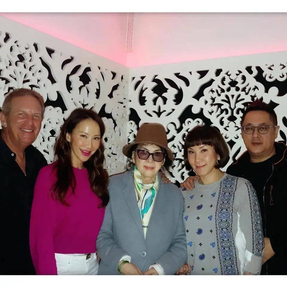 姐携88岁母亲现身闺蜜礼物感动泪目麻将胡了模拟器试玩李玟离世一年多二