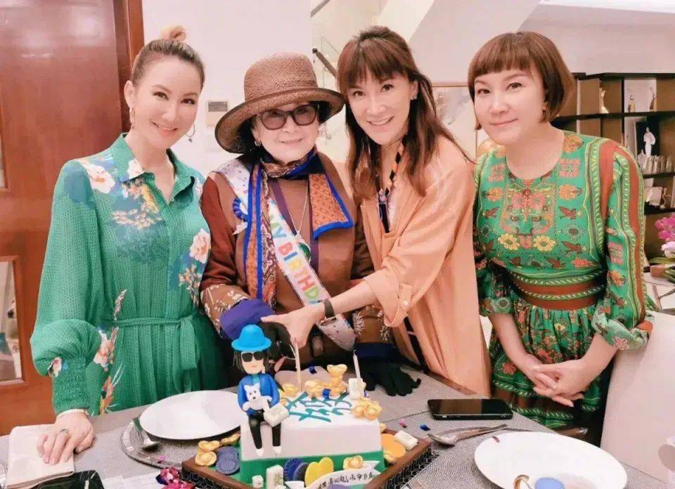姐携88岁母亲现身闺蜜礼物感动泪目麻将胡了模拟器试玩李玟离世一年多二(图3)