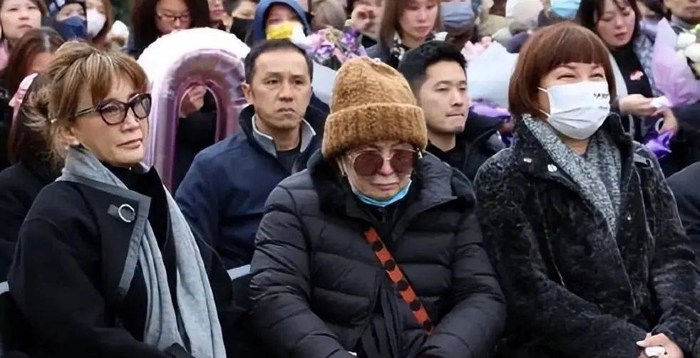 姐携88岁母亲现身闺蜜礼物感动泪目麻将胡了模拟器试玩李玟离世一年多二(图5)