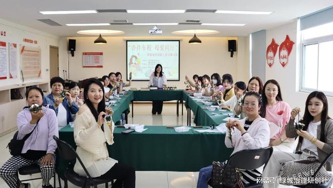 同行”——关爱巾帼司机母亲节暖心活动麻将胡了2游戏入口“香伴车程 母爱(图1)